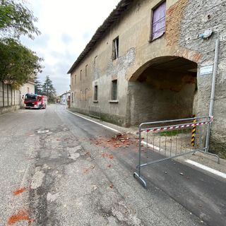 Semiana: tegole pericolanti in uno stabile, intervengono i Vigili del fuoco