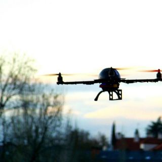 Milano, fa volare drone su piazza Duomo: denuncia e multa