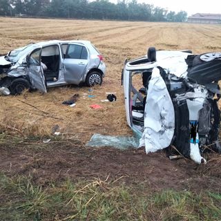 Scontro tra 3 auto sulla provinciale 192, tutte finiscono fuori strada, interviene l'elisoccorso