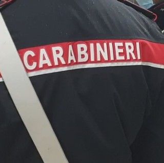 Compra un'auto con un assegno falso da 38mila euro: denunciato 22enne lombardo