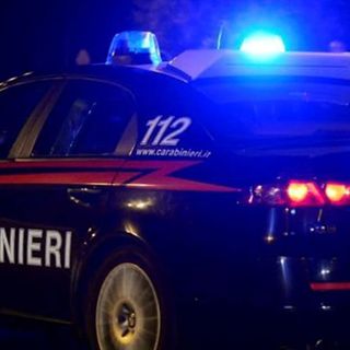 Notte di follia a Busto: danneggia le auto in sosta poi prende a calci e pugni i carabinieri. Arrestato