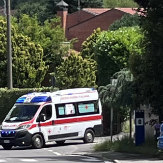 L'ambulanza lascia via Manzoni dopo l'intervento di soccorso