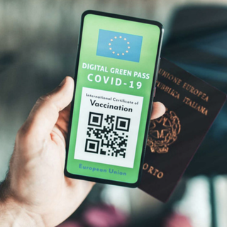 Postare il green pass social? Ecco perché potrebbe essere pericoloso