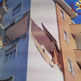 Esplosione in un condominio a Corsico: appartamento sventrato