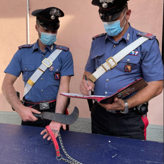 Malmena la ex con una catena e la minaccia con la roncola: 29enne in manette