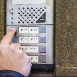 Vercelli, festa in casa (con schiamazzi): 14 multe per violazione delle norme anti Covid