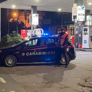 Follia sul lago Maggiore: danneggia decine di auto e punta un fucile contro i carabinieri, arrestato uno svizzero