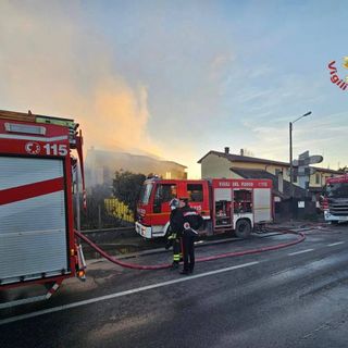 Gropello Cairoli: cerca di spegnere le fiamme partite da un divano letto, 49enne si ustiona gravemente