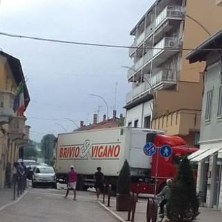Tir imbocca via Roma a Magenta e urta un veicolo: strada bloccata per oltre un’ora