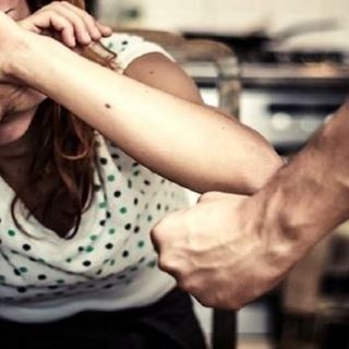 Milano, calci e pugni alla compagna: 40enne in manette