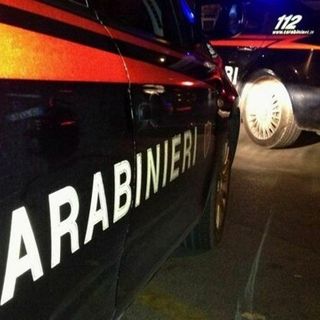 Confienza: allontanatati dal bar mentre molestano i clienti, tornano e spaccano la porta a sprangate