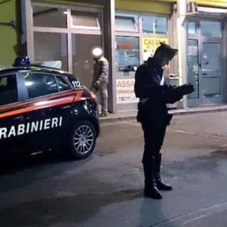 Tre accoltellati al distributore nel Milanese, uno è grave. Succede a Carpiano