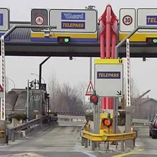Evita il pedaggio al casello sull'A26 con un trucchetto per 34 volte: automobilista condannato