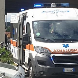 Bernate Ticino: ciclista perde il controllo della mountain bike in discesa e sfonda la vetrina del bar, due feriti