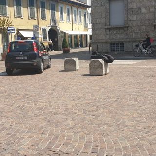 Ladro maldestro nel centro di Magenta tenta il furto, ma perde il tablet con le sue foto