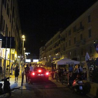 Milano: 31enne accoltellata in corso Como, è grave