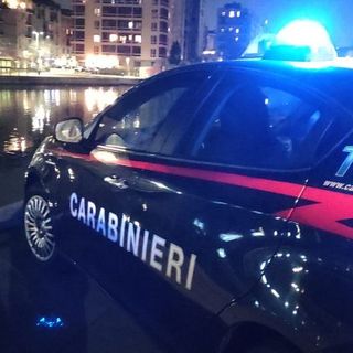 Milano: controlli dei Cc in zona movida, 5 denunce; un arresto per ragazza scippata in metro