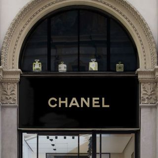 Chanel ‘sbarca’ in Galleria a Milano: contratto da oltre 2 milioni l’anno (per 188 metri)