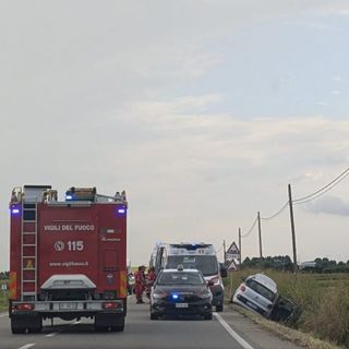 Cerano, auto finisce nel canale lungo la provinciale 4