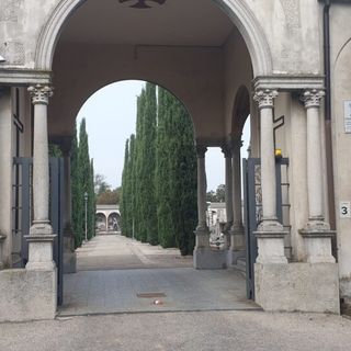 Ladri di rame al cimitero di Magenta: scoperchiate almeno cinque cappelle