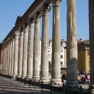 Milano, tensione alle ‘colonne’: bottigliate contro la Polizia