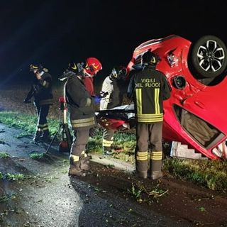 Corbetta: auto ribaltata lungo la strada del fontanile Fagiolo, ferito un ragazzo