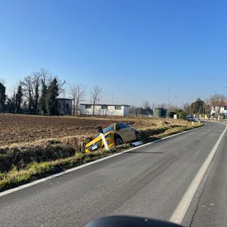 Corbetta: perde il controllo dell’auto e finisce nel canale