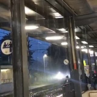 Pioggia battente: disagi ovunque, alla stazione di Corbetta/Santo Stefano nemmeno un riparo adeguato per i pendolari