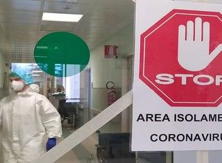 Rara variazione genetica espone alcuni giovani uomini a forme più gravi di Covid-19
