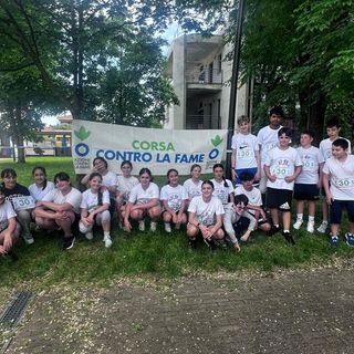 Vigevano, &quot;Corsa contro la fame&quot;: nel cortile della scuola Robecchi, la tradizionale manifestazione-progetto di educazione civica