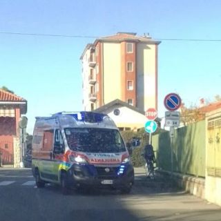 Robecco sul Naviglio: autista abbagliato dal sole urta ragazza ferma allo Stop in monopattino