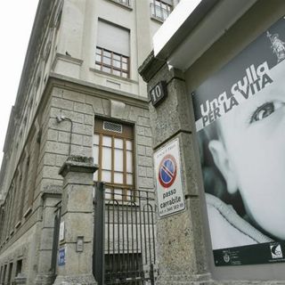 Milano, il bimbo lasciato nella Culla della Vita trova una famiglia
