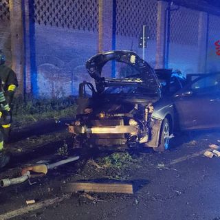 Montebello della Battaglia: auto si schianta contro un muro, conducente trasportato al San Matteo in codice rosso