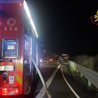 Auto divorata dalle fiamme sul raccordo stradale A53 Pavia-Bereguardo, intervengono i Vigili del fuoco