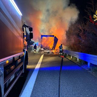Voghera: rimorchio in fiamme sull'autostrada Torino-Piacenza, sul posto tre squadre di Vigili del fuoco
