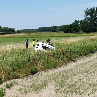Zinasco: esce di strada con il suv sulla provinciale, ferita una 73enne