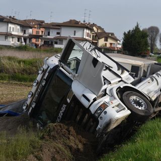 Mortara: autoarticolato si ribalta in strada Pavese, traffico in tilt