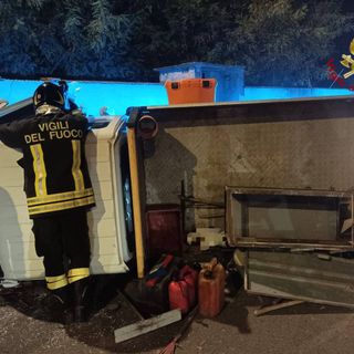 Gambolò: si ribalta con l'autocarro in corso Umberto I, ferito un 71enne