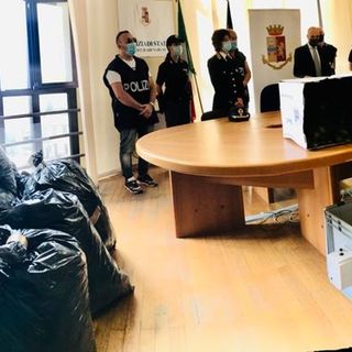 Parte della droga sequestrate e contenuta in sacchi della spazzatura. Le immagini della conferenza stampa in Questura