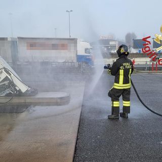 Allarme sull'A9: un camion travolge il distributore Gpl, evacuata area di servizio Allarme sull'A9: un camion travolge il distributore Gpl, evacuata area di servizio