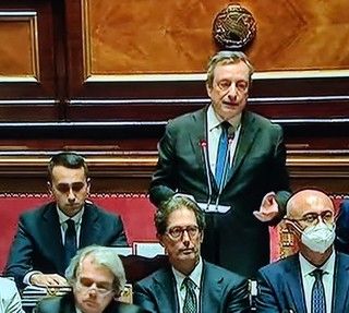 Crisi di governo, Draghi tiene il punto nella replica: «Siete voi che decidete, quindi niente richieste di pieni poteri»