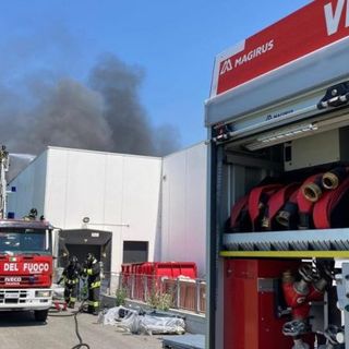 Novara, incendio al Decathlon: nessun ferito