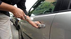 Voghera: ai domiciliari per un reato di violenza sessuale, evade per cercare di rubare alcune auto in sosta