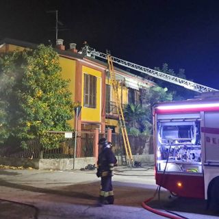 Vigevano: incendio sul tetto di un'abitazione in via Ceresio, sul posto 3 squadre di Vigili del fuoco