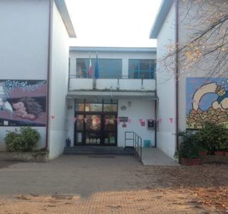 Vigevano: vandali all'istituto comprensivo di via Valletta Fogliano, scrivono insulti su una lavagna e svuotano estintore in aula