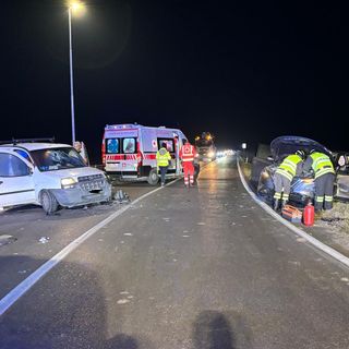 Lomello: scontro tra suv e furgone sulla statale 211, quattro persone soccorse in codice giallo