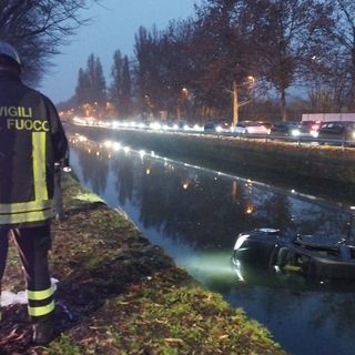 Pavia: scontro tra auto in viale della Repubblica, una cade nel Naviglio, 22enne in gravi condizioni