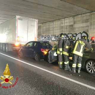 Pavia: tamponamento tra auto e camion sulla tangenziale est, coinvolte 4 persone