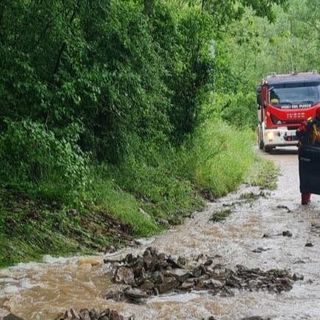 Oltrepò: resta impantanata con l'auto sulla strada allagata, donna soccorsa dai Vigili del fuoco