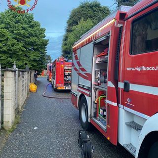 Gropello Cairoli: incendio in una ditta, Vigili del fuoco in azione con diversi mezzi
